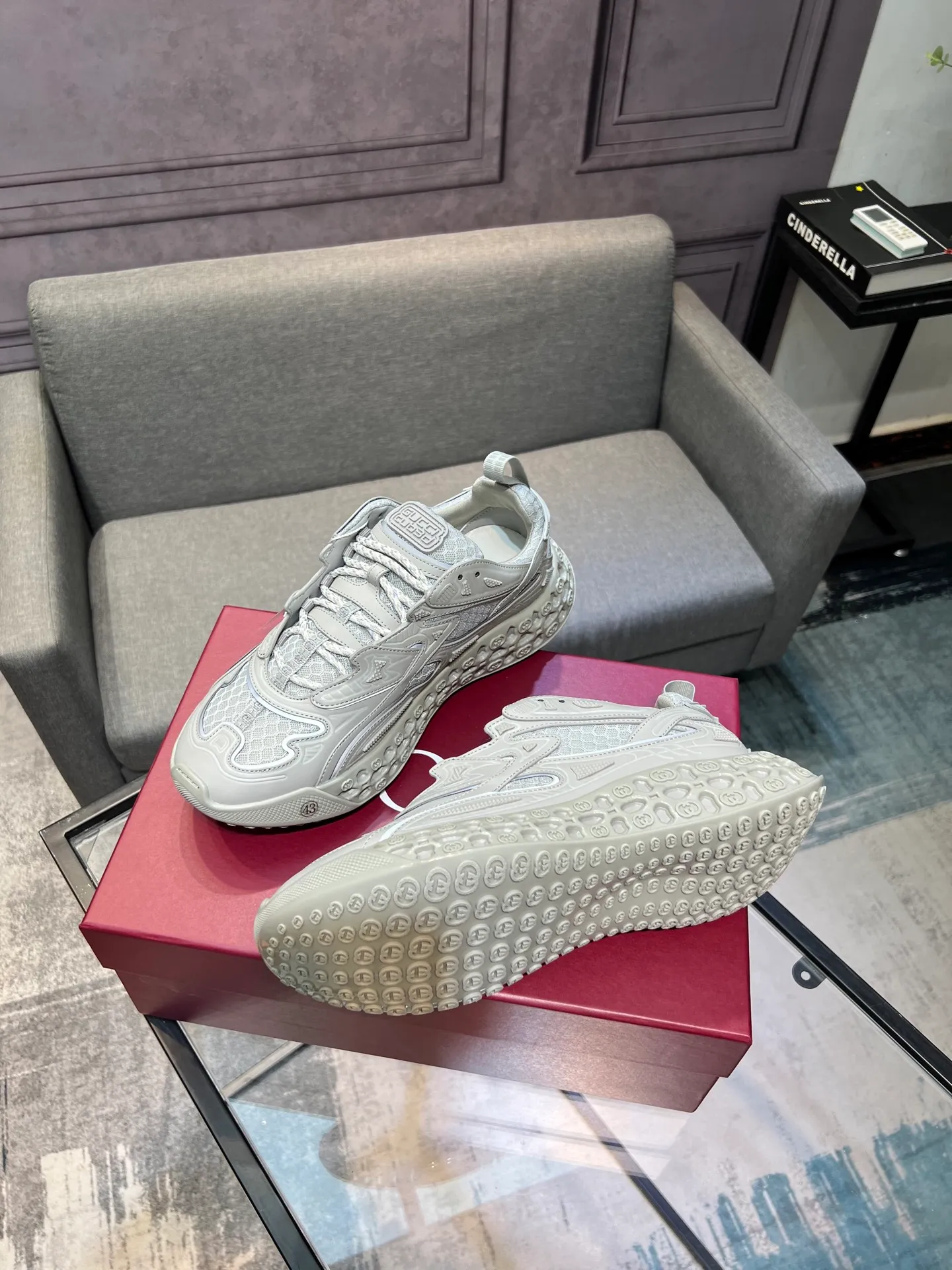 Men's Men's Shoes 💰900 Gucci Gucci 2.0 Sports Shoes Couple's Style Retro Casual Shoes Running Shoes Original Purchase, Development, Production Gucci 2.0 Sports Shoes reinterpret the brand's iconic striped webbing elements. This sneaker reinterprets the iconic details, using thick EVA soles with a smart silhouette, bringing a stable and comfortable wearing experience. Exquisite packaging at the delivery counter. Fabric: original imported cowhide + technical fabrics. Lining: original imported breathable mesh. Sole: original molded ultra-light foam rubber. Bottom thickness: 4CM. Size: 35-40 for women / 39-45 for men.
